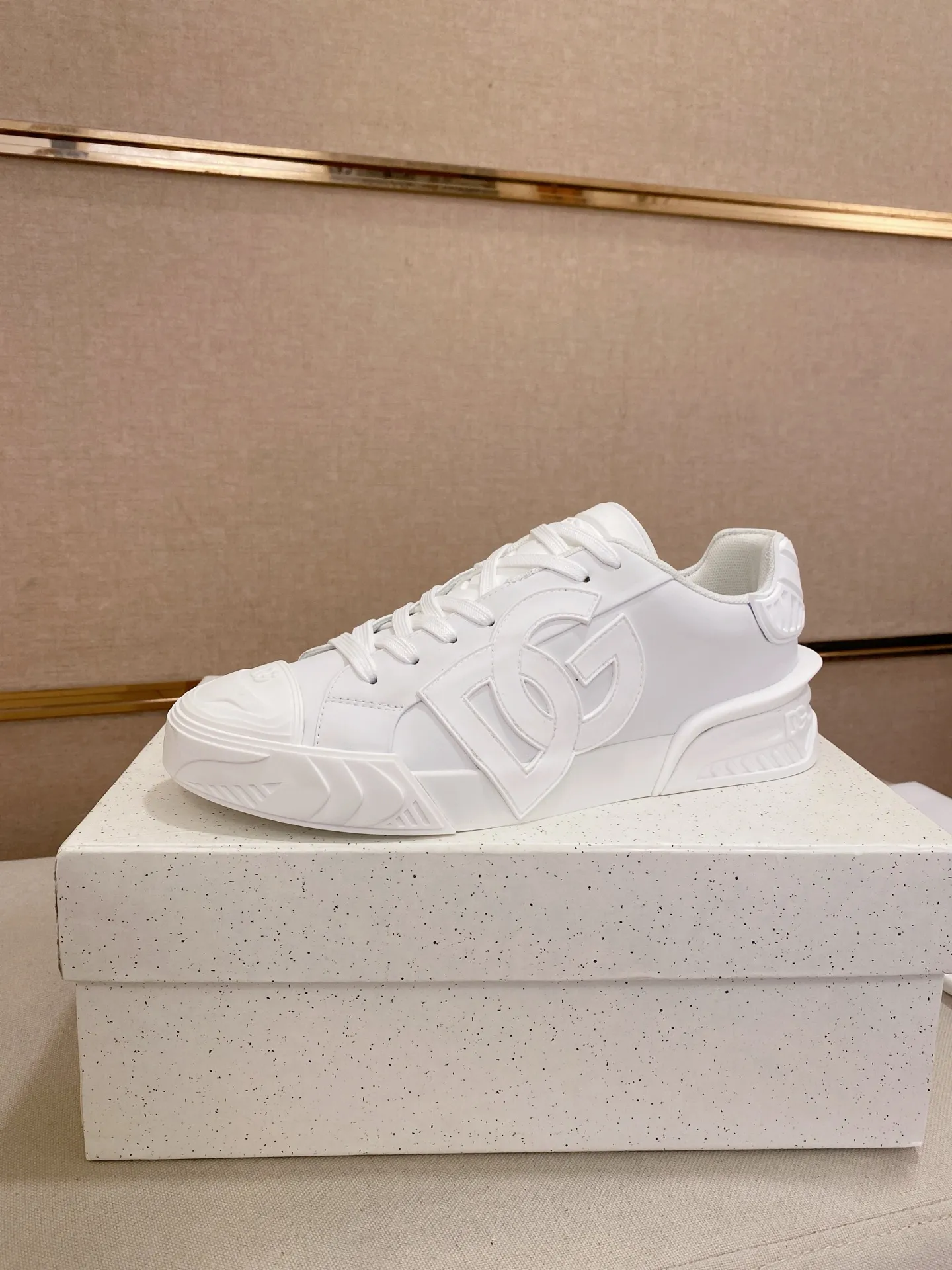 Men's shoes 💰: 660💰 (top quality) The latest sports style DG hot model recommendation, 👉 first launch of men's shoes 😻 I am really crazy about it, top design, impeccable comfort, absolute best-seller, imported cowhide upper, full cowhide lining🐂. Original replica, the latest cool outsole 💥👟Number of codes: 38-44 (45/custom-made, non-refundable)